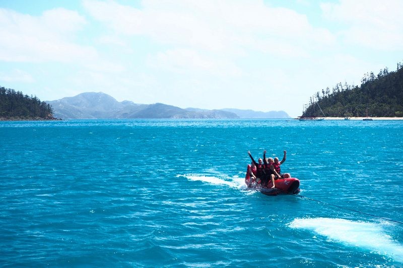 grupo de gente haciendo una actividad acuática en las islas Whitsundays